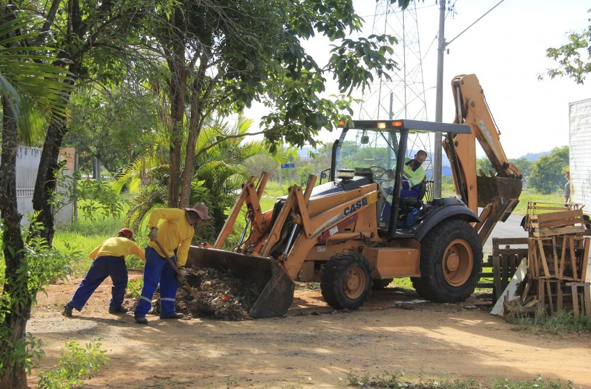  PREFEITURA REALIZA TRABALHOS DE COLETA DE ENTULHO, RESTOS DE MÓVEIS E CATA-GALHO