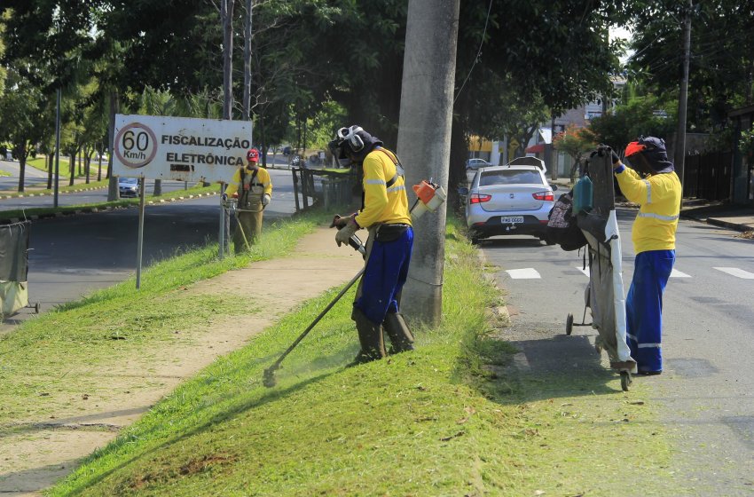 PREFEITURA REALIZA SERVIÇOS DE VARRIÇÃO E ROÇAGEM