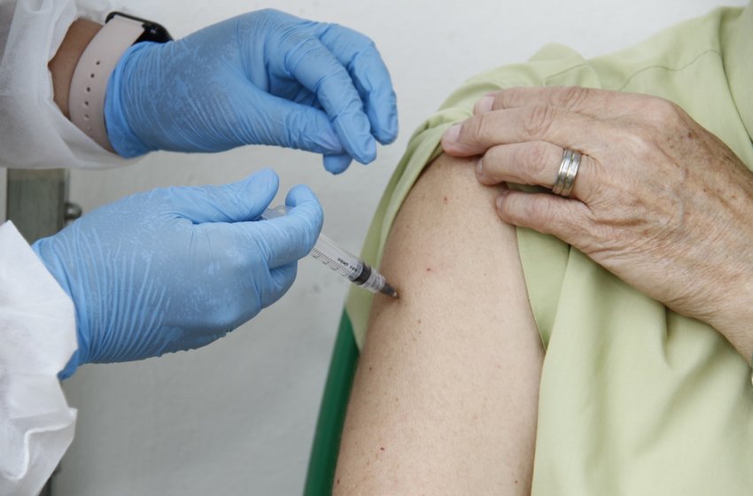 QUARTA DOSE DA VACINA CONTRA A COVID-19 COMEÇA A SER APLICADA NOS IDOSOS SEGUNDA-FEIRA 