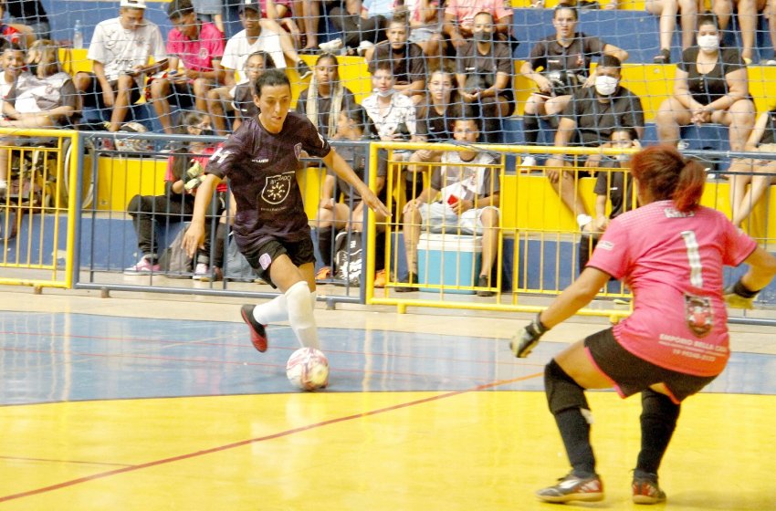 MENINAS DO FUTSAL DÃO SHOW EM QUADRA
