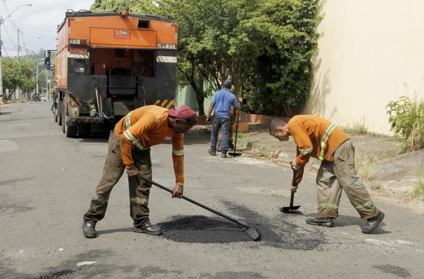 PREFEITURA REALIZA OPERAÇÃO TAPA-BURACOS NO BAIRRO NOVA JAGUARIÚNA