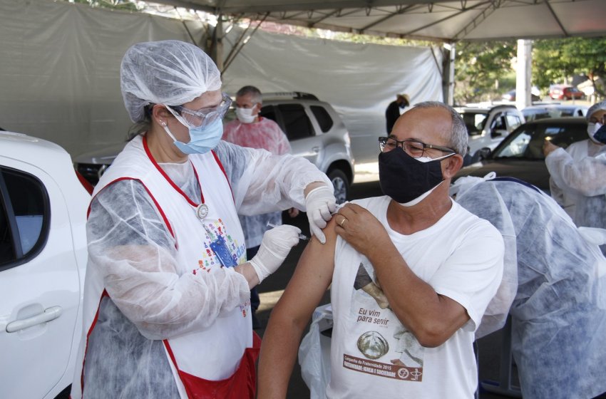 QUARTA DOSE DA VACINA CONTRA A COVID-19 É APLICADA EM QUEM TEM MAIS DE 60 ANOS