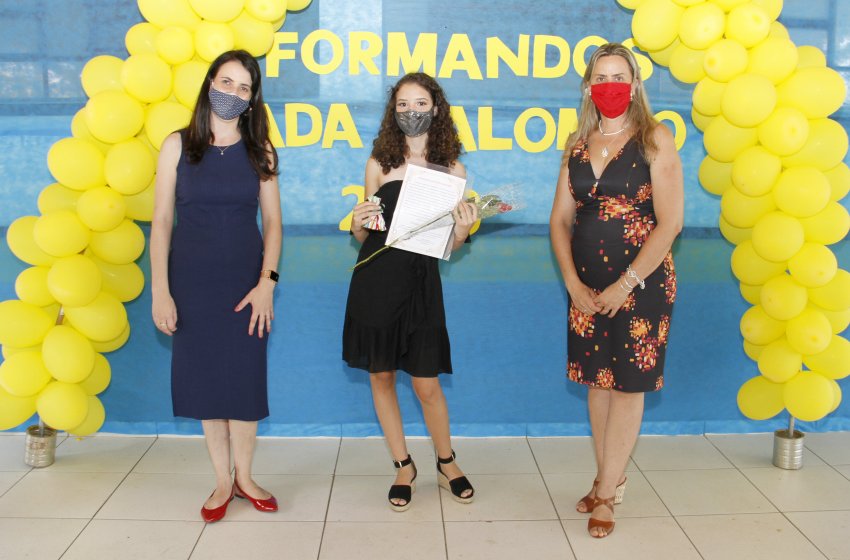 PREFEITURA HOMENAGEIA ALUNOS QUE SE FORMARAM NO ENSINO FUNDAMENTAL