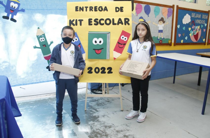 PREFEITURA ENTREGA KITS DE MATERIAL ESCOLAR PARA QUASE 8 MIL ALUNOS DA REDE PÚBLICA DE ENSINO