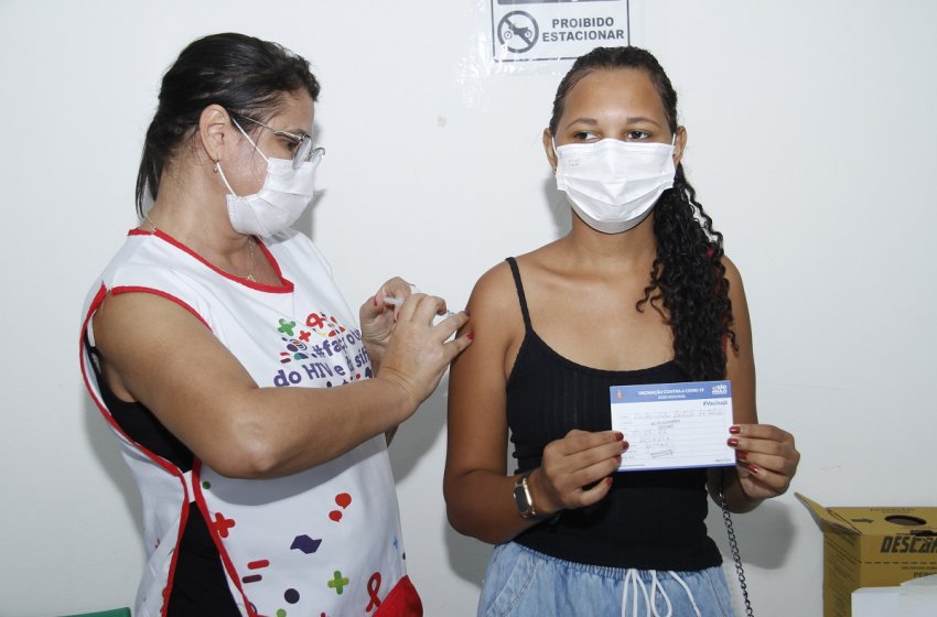 SAÚDE DISPONIBILIZA TODAS AS DOSES PARA ATUALIZAÇÃO VACINAL CONTRA A COVID A PARTIR DE 12 ANOS 