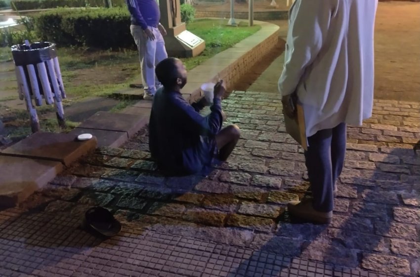 ASSISTÊNCIA SOCIAL DISTRIBUI SOPA, LEITE E COBERTORES PARA AQUECER MORADORES DE RUA NO FRIO