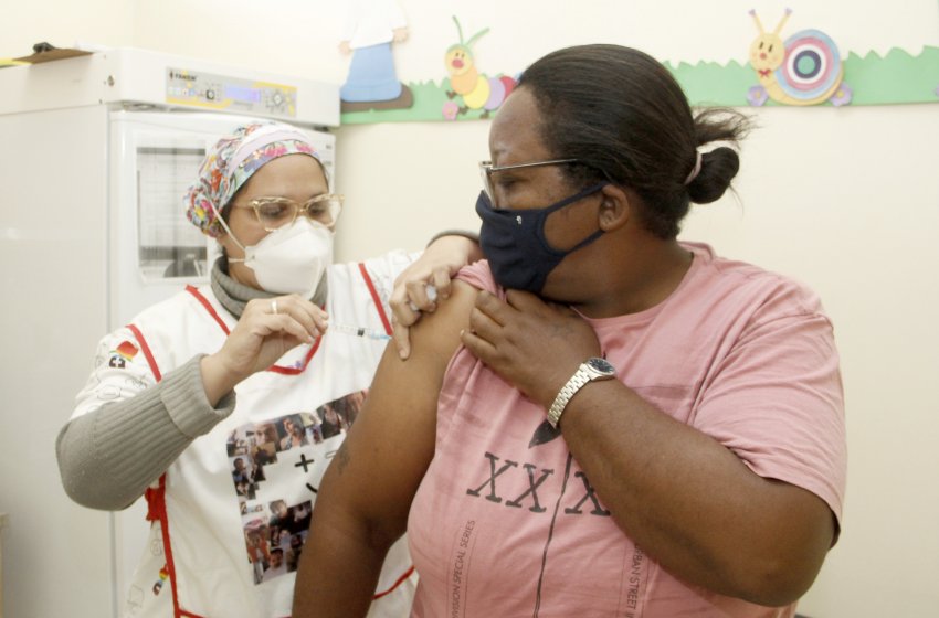 SAÚDE COMEÇA A APLICAR QUARTA DOSE DA VACINA CONTRA A COVID-19 EM PESSOAS QUE TÊM MAIS DE 50 ANOS