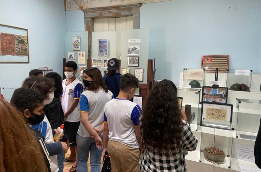 ESTUDANTES DE JAGUARIÚNA VISITAM EXPOSIÇÃO DA REVOLUÇÃO DE 1932 NA FAZENDA DA BARRA