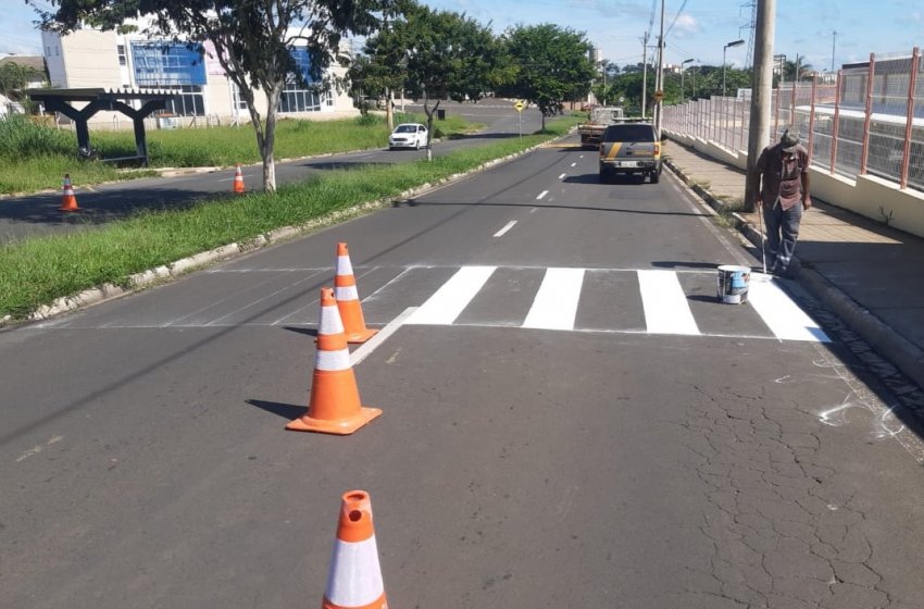 PREFEITURA DE JAGUARIÚNA REALIZA SINALIZAÇÃO HORIZONTAL NESTA QUINTA-FEIRA 