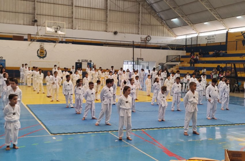 SECRETARIA DE ESPORTES GRADUA ALUNOS DO PROJETO CAMPEÕES E APRESENA NOVOS UNIFORMES