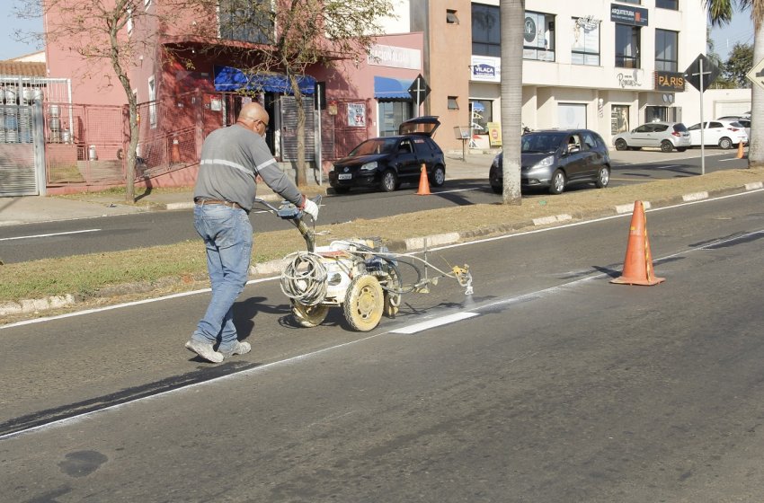MOBILIDADE URBANA REALIZA SERVIÇOS DE SINALIZAÇÃO DE SOLO NA AVENIDA PINTO CATÃO