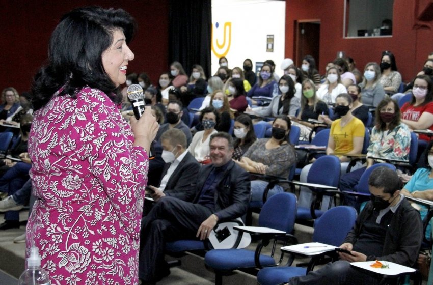 PEDAGOGA EMÍLIA CIPRIANO FAZ PALESTRA NA SEMANA DA EDUCAÇÃO DE JAGUARIÚNA