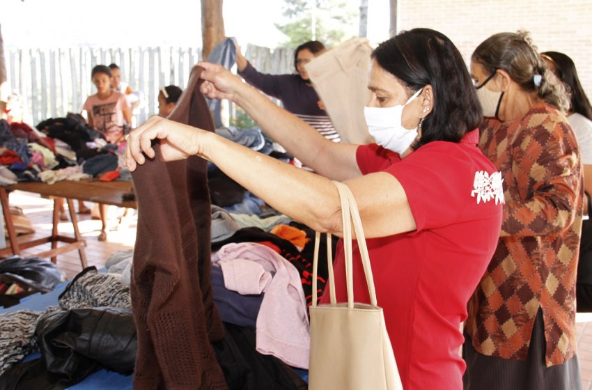 MORADORES DO FLORIANÓPOLIS RECEBEM DOAÇÕES DO JAGUARIÚNA SOLIDÁRIA