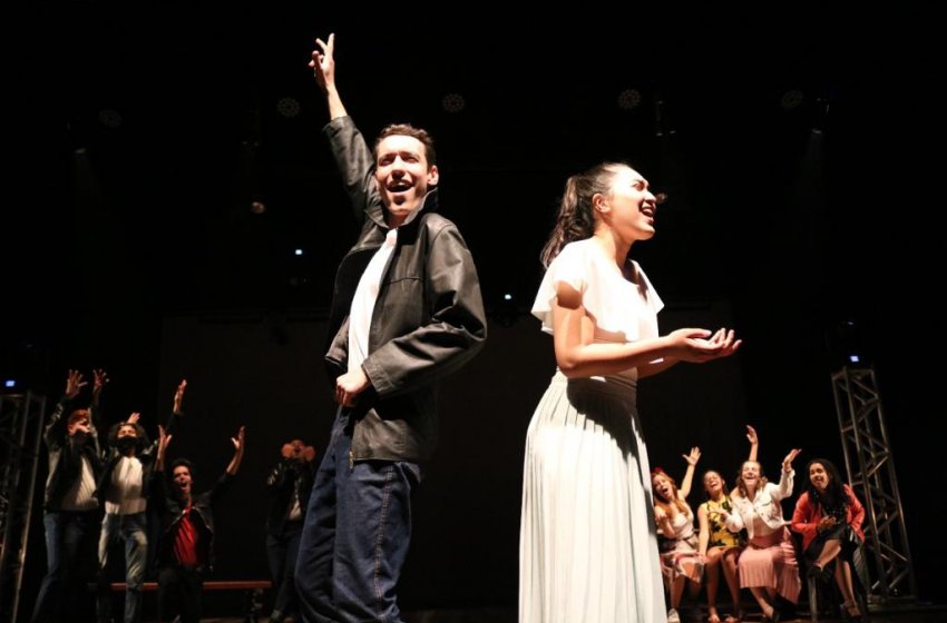 SEXTA-FEIRA É DIA DE “NO TEMPO DA BRILHANTINA” NO TEATRO DE JAGUARIÚNA
