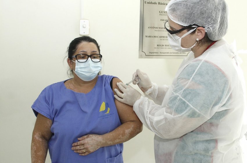 TÉCNICA EM ENFERMAGEM É A PRIMEIRA A SER VACINADA CONTRA A COVID EM JAGUARIÚNA