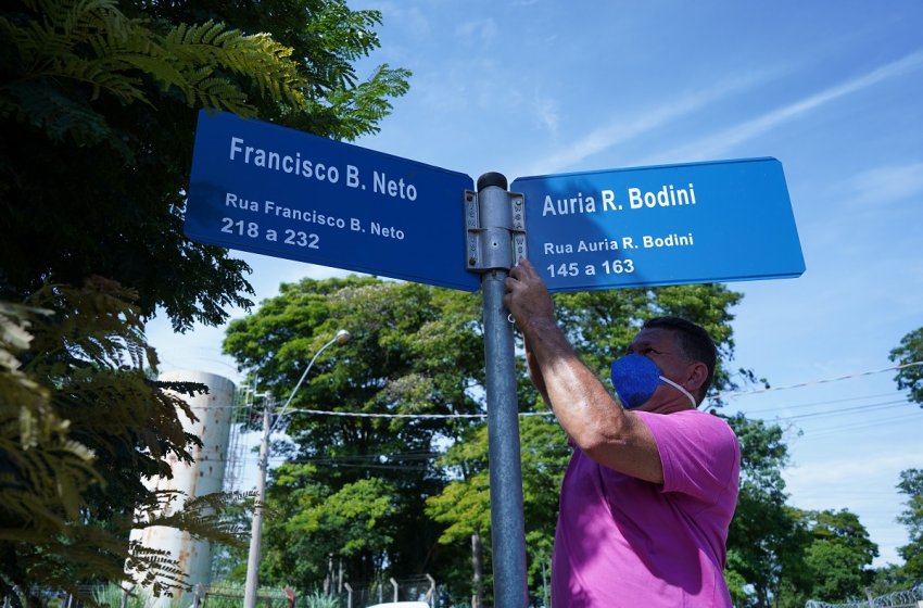 MOBILIDADE URBANA REINSTALA PLACAS DE NOMES DE RUA E RETOMA SINALIZAÇÃO HORIZONTAL