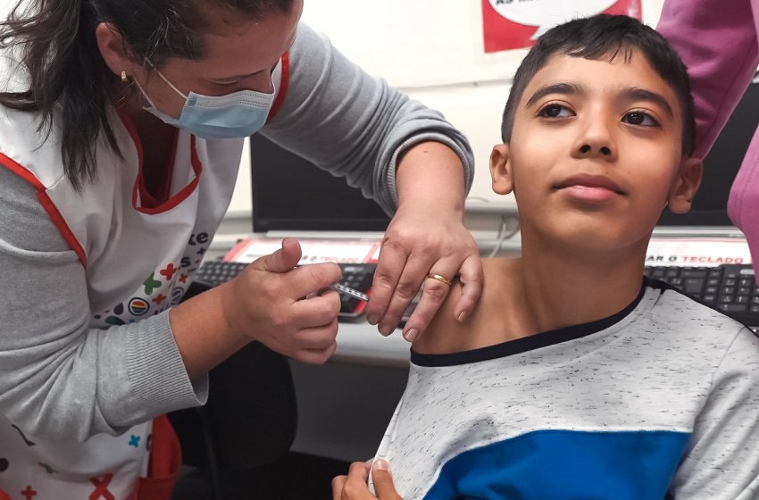 SAÚDE DE JAGUARIÚNA VACINA 110 CRIANÇAS E ADOLESCENTES NA ESCOLA AMÂNCIO BUENO