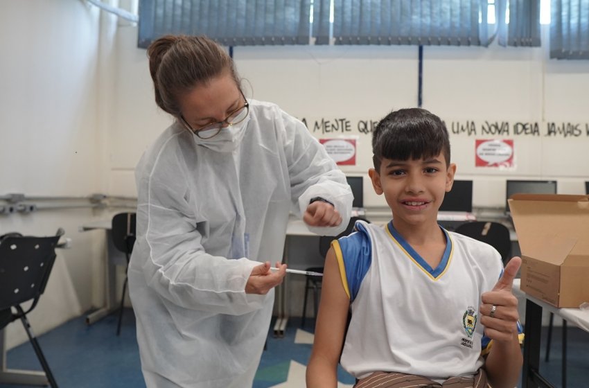 JAGUARIÚNA VACINA 243 CRIANÇAS E ADOLESCENTES NA ESCOLA ESPEDITO FERRARI