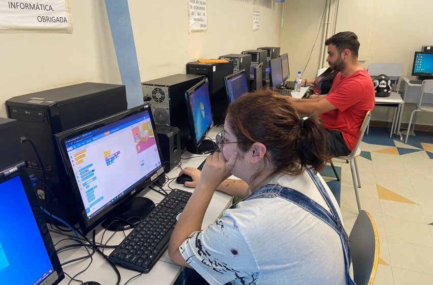 MONITORES DE INFORMÁTICA DA REDE MUNICIPAL DE ENSINO PARTICIPAM DAS AULAS DE COMPUTAÇÃO CRIATIVA