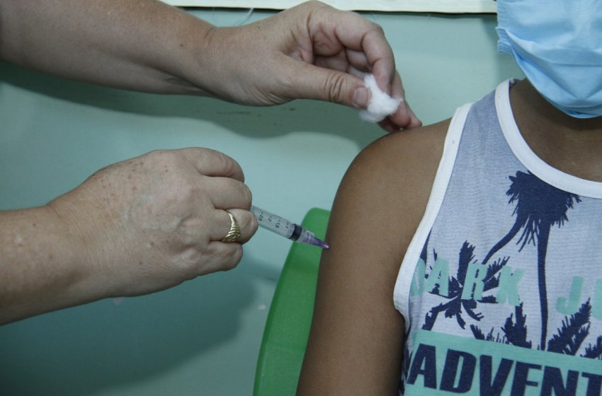 SAÚDE APLICA VACINAS EM ALUNOS DE TRÊS ESCOLAS MUNICIPAIS