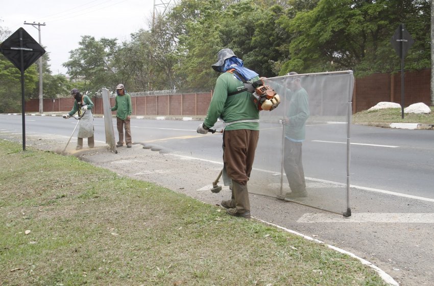 OBRAS REALIZA SERVIÇOS DE ROÇAGEM NESTA QUARTA-FEIRA    