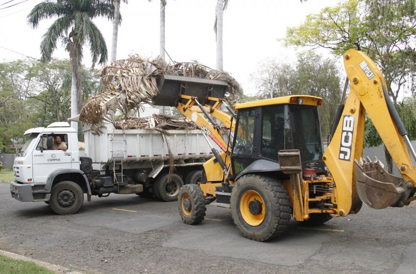 PREFEITURA DE JAGUARIÚNA REALIZA RETIRADA DE ENTULHO E GALHOS