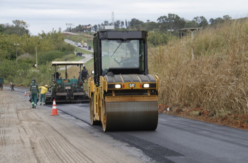 PREFEITURA INICIA APLICAÇÃO DE ASFALTO EM ESTRADA MUNICIPAL QUE DA ACESSO À EMPRESA MOTOROLA 