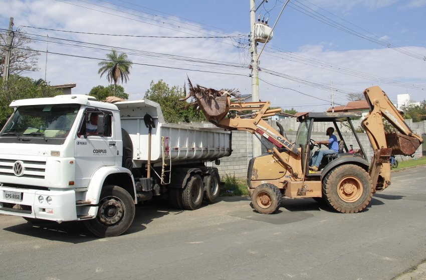 PREFEITURA DE JAGUARIÚNA REALIZA RETIRADA DE ENTULHO E GALHOS