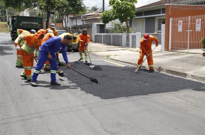 PREFEITURA REALIZA OPERAÇÃO TAPA-BURACOS EM VÁRIOS BAIRROS NESTA SEGUNDA-FEIRA