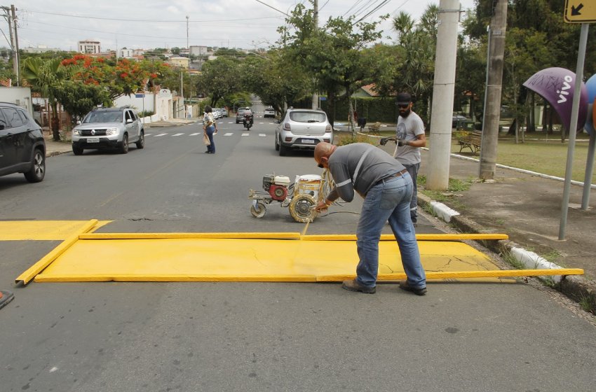 PREFEITURA DE JAGUARIÚNA REALIZA PINTURA DE SINALIZAÇÃO DE SOLO NESTA QUARTA-FEIRA