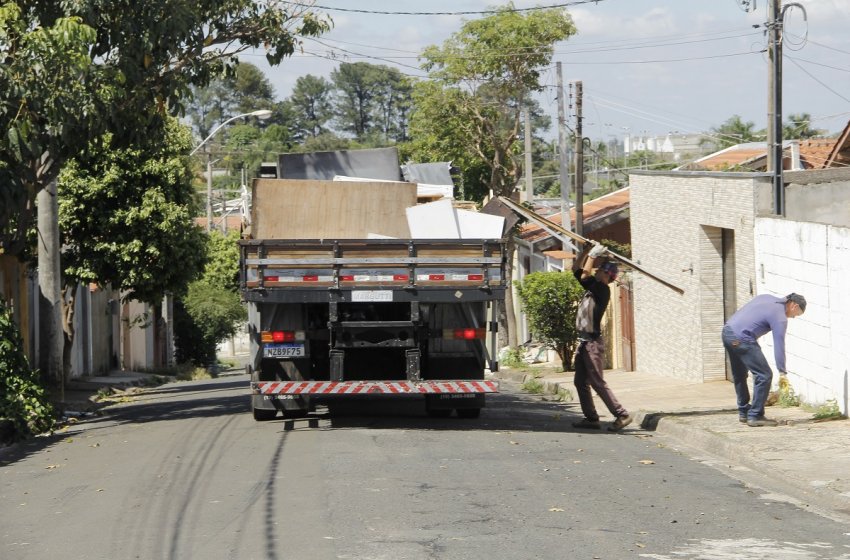PREFEITURA REALIZA RETIRADA DE ENTULHO E GALHOS NESTA QUARTA-FEIRA 