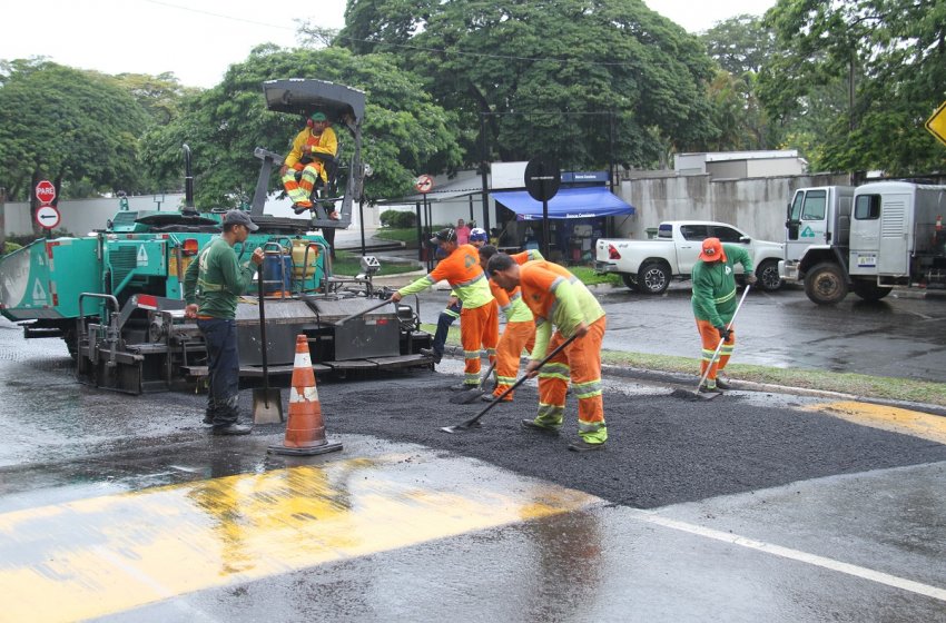 PREFEITURA DE JAGUARIÚNA REALIZA REPARO NO ASFALTO EM TRECHO DA AVENIDA MARGINAL