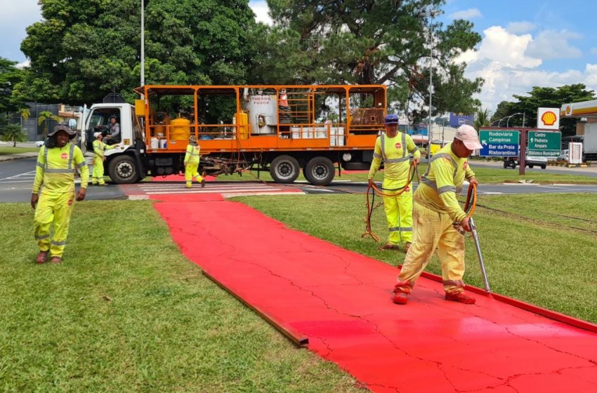 MOBILIDADE URBANA REALIZA MANUTENÇÃO NA PINTURA DA CICLOVIA DO PARQUE LINEAR