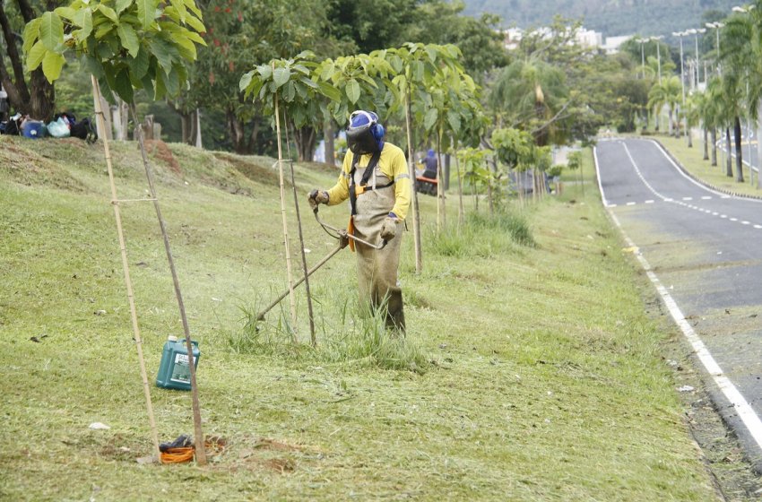 SECRETARIA DE OBRAS DE JAGUARIÚNA REALIZA SERVIÇOS DE ROÇAGEM