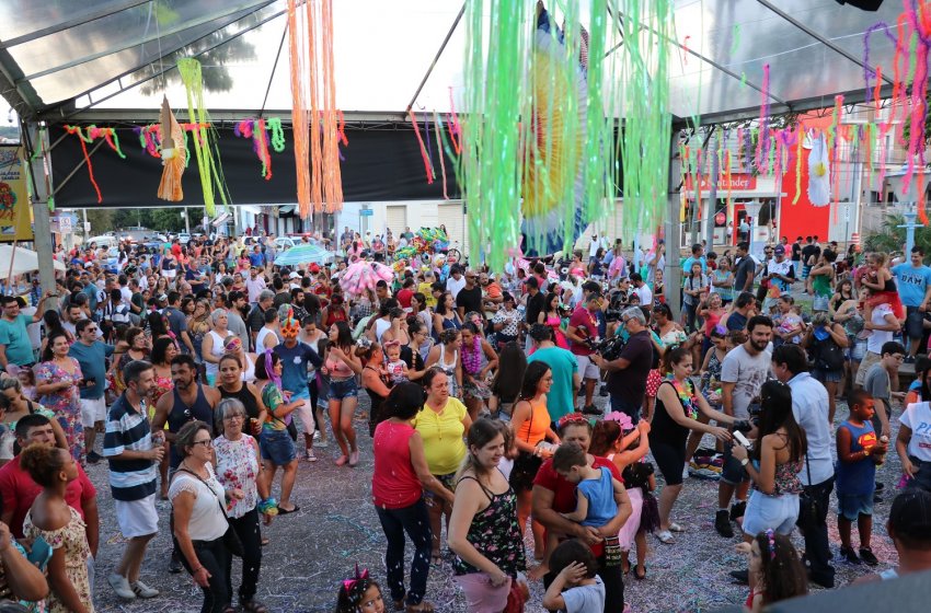 FIM DE SEMANA TEM CARNAVAL NA PRAÇA UMBELINA BUENO
