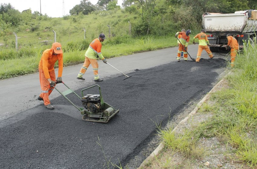 PREFEITURA REALIZA OPERAÇÃO TAPA-BURACOS NOS BAIRROS COLINA DO CASTELO E NASSIF