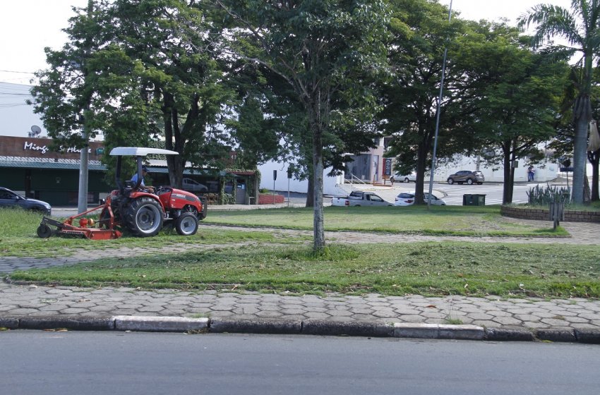 PREFEITURA DE JAGUARIÚNA FAZ SERVIÇOS DE ROÇAGEM E COLETA DE ENTULHO E GALHOS