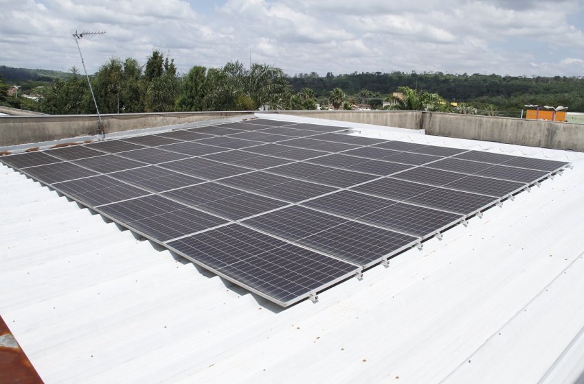 PREFEITURA DE JAGUARIÚNA ENTREGA OBRA QUE VAI GERAR ECONOMIA DE ENERGIA NO HOSPITAL MUNICIPAL