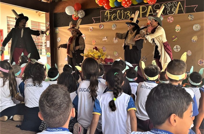 ESTUDANTES DE JAGUARIÚNA RECEBEM OVOS DE PÁSCOA E SE DIVERTEM COM OS COELHINHOS