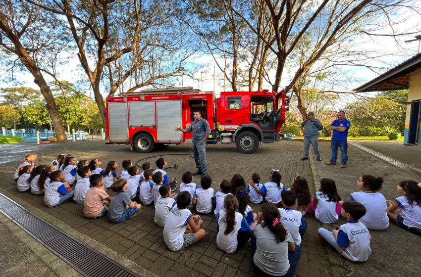 ESCOLA IRINEU ESPEDITO FERRARI RECEBE PROGRAMA BOMBEIRO NA ESCOLA