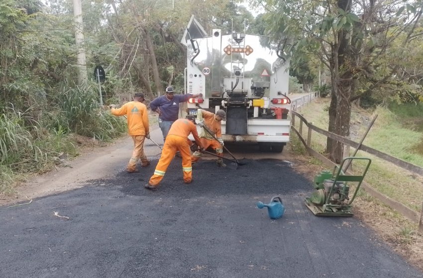 PREFEITURA DE JAGUARIÚNA REALIZA TAPA-BURACOS NA ESTRADA DO TANQUINHO E RUA JÚLIO FRANK