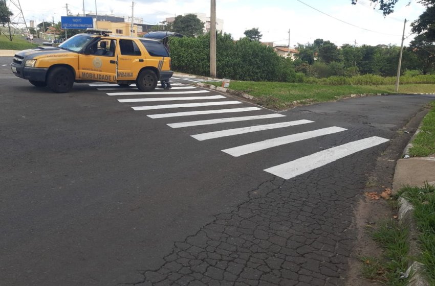 PREFEITURA FAZ SERVIÇOS DE SINALIZAÇÃO HORIZONTAL E INSTALAÇÃO DE PLACAS DE NOMES DE RUA EM JAGUARIÚNA