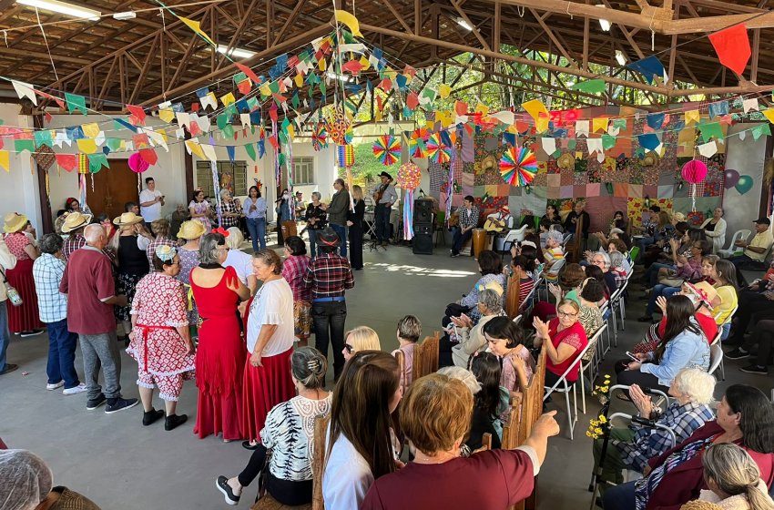ASSISTÊNCIA SOCIAL DE JAGUARIÚNA PROMOVE FESTA JUNINA DA MELHOR IDADE