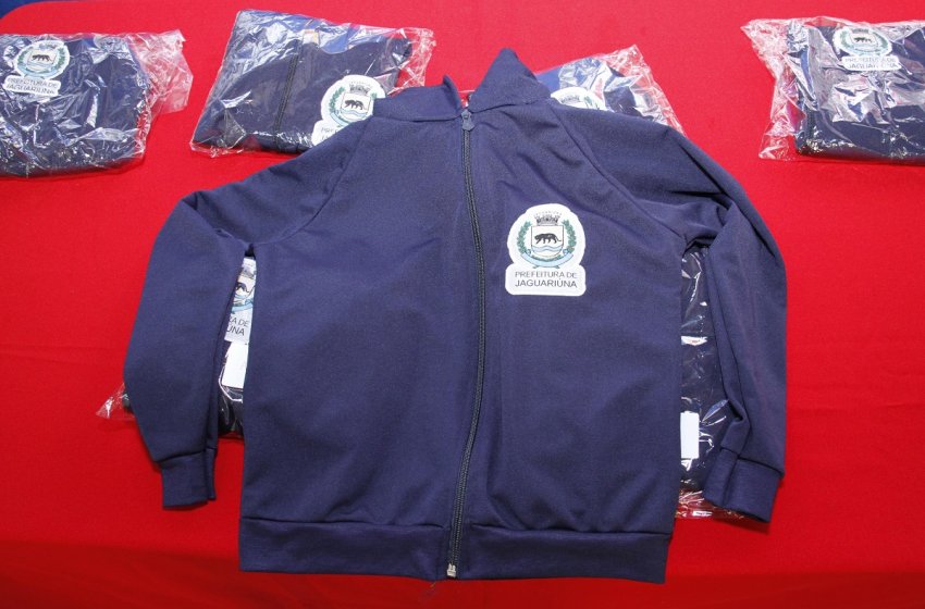 EDUCAÇÃO DE JAGUARIÚNA INICIA ENTREGA DE UNIFORMES DE INVERNO A ALUNOS DO ENSINO FUNDAMENTAL