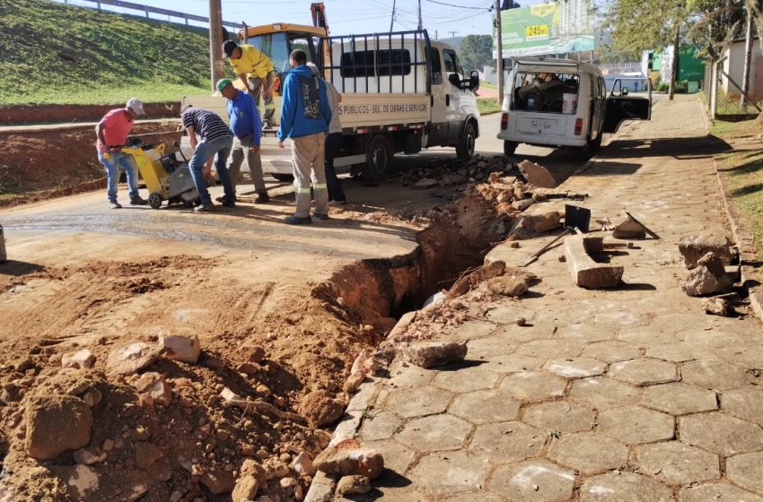 OBRAS REALIZA TROCA DE REDE DE ÁGUAS PLUVIAIS NO JARDIM PARAÍSO