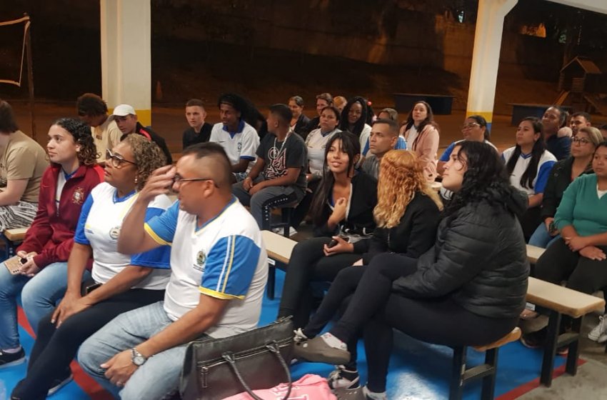 PREFEITURA ENTREGA KITS ESCOLARES, JAQUETAS E CAMISETAS AOS ALUNOS DO CEJA
