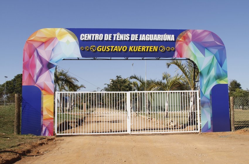 PREFEITURA DE JAGUARIÚNA ENTREGA REFORMA DE QUADRA DE TÊNIS