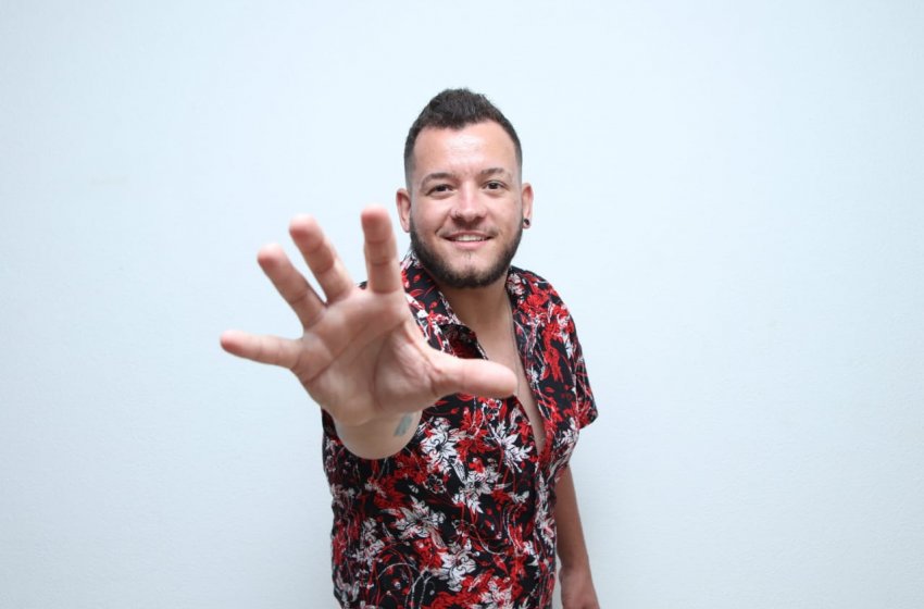 FEIRA NOTURNA DESTA QUARTA TERÁ APRESENTAÇÃO DO CANTOR RENAN BORDINI