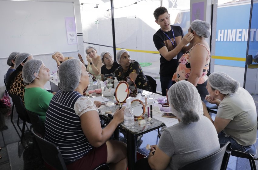 CRAS CENTRO REALIZA 2º WORKSHOP GRATUITO DE AUTOMAQUIAGEM HOJE E AMANHÃ