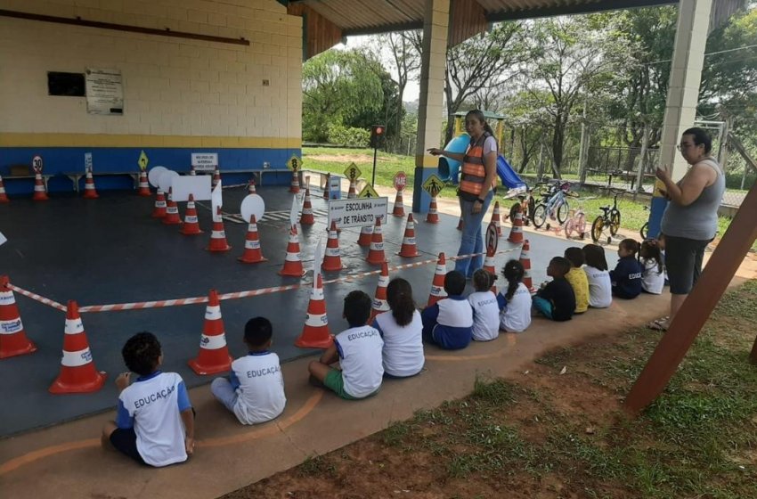 MOBILIDADE URBANA LEVA MINICIDADE DE TRÂNSITO PARA EMEI CASTELINHO ENCANTADO 
